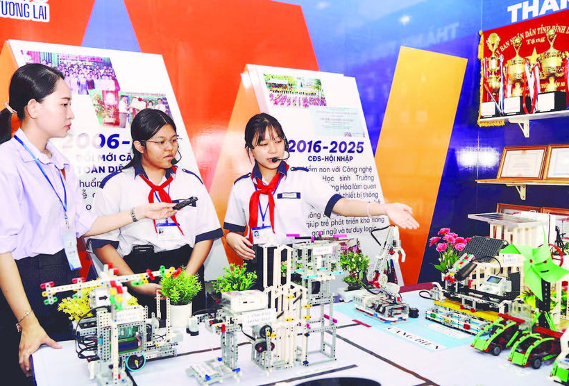 Học sinh Thành phố Hồ Chí Minh tham quan triển lãm “50 năm đổi mới giáo dục: Dấu ấn thời đại-Khát vọng tương lai” (Ảnh THẾ ANH)