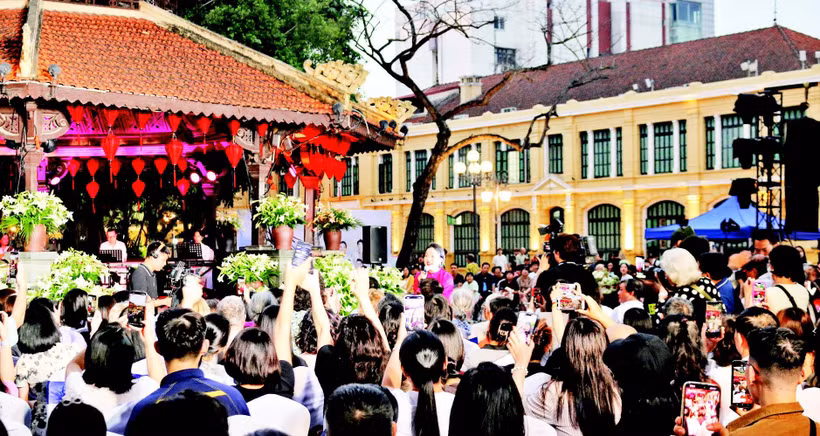 Ca sĩ Mỹ Linh (áo đỏ) tham gia chương trình“Hà Nội bình yên”.