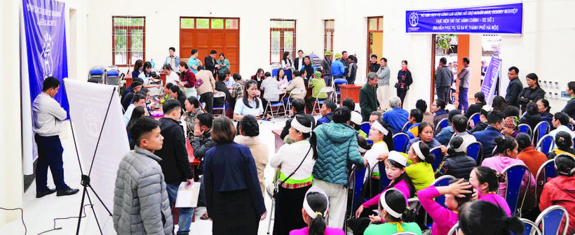 Ngay từ sáng sớm, rất đông người dân đã tập trung tại Nhà Văn hóa thôn Dy, xã Ba Vì để được tư vấn các thủ tục hành chính.
