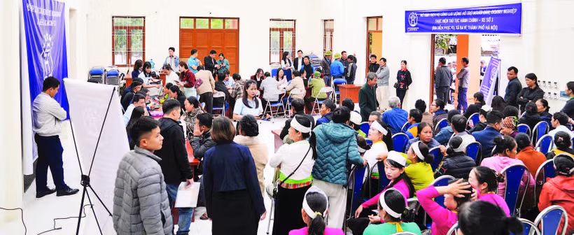 Ngay từ sáng sớm, rất đông người dân đã tập trung tại Nhà Văn hóa thôn Dy, xã Ba Vì để được tư vấn các thủ tục hành chính.