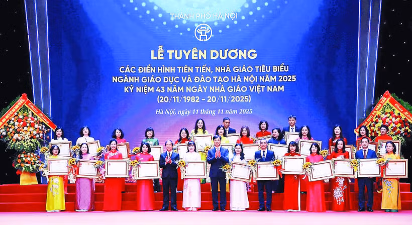 Lãnh đạo thành phố Hà Nội trao bằng khen tôn vinh các điển hình tiên tiến, nhà giáo tiêu biểu ngành giáo dục và đào tạo năm 2025.