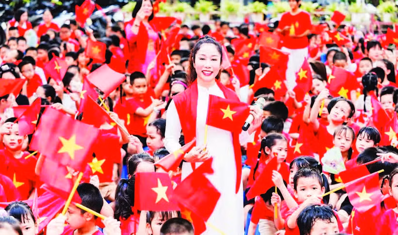 Cô và trò Trường tiểu học Thành Công chào mừng kỷ niệm 80 năm Quốc khánh.