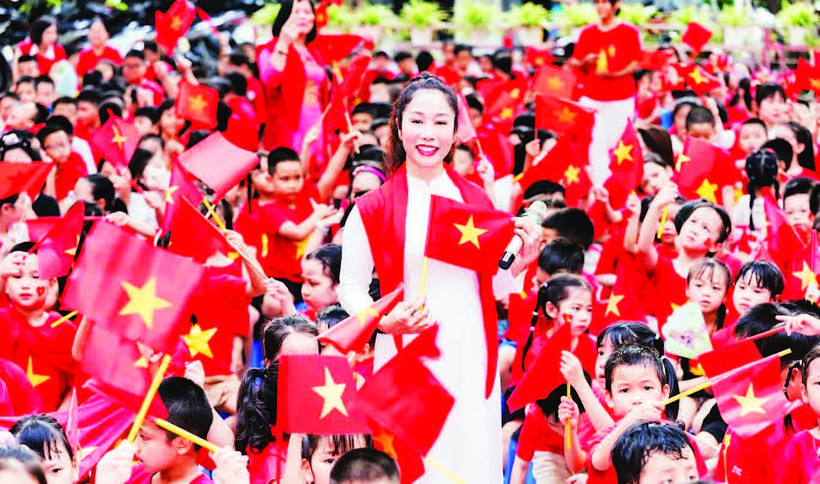 Cô và trò Trường tiểu học Thành Công chào mừng kỷ niệm 80 năm Quốc khánh.