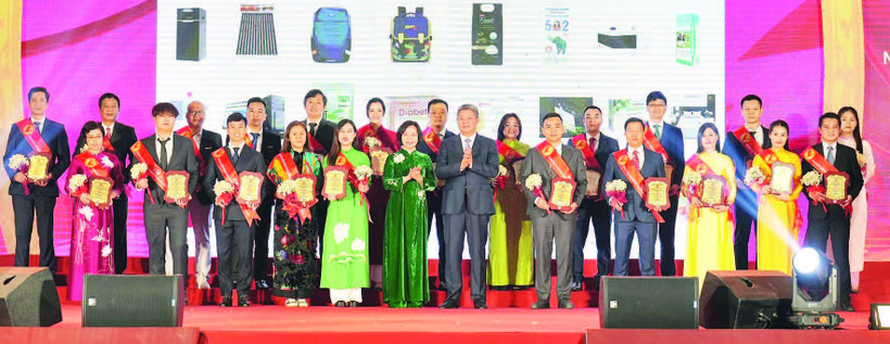 Lãnh đạo Thành phố Hà Nội trao chứng nhận cho các doanh nghiệp đạt TOP 1 hàng Việt Nam được người tiêu dùng yêu thích năm 2025.