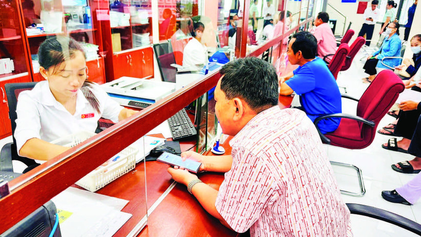 Cán bộ trung tâm Phục vụ hành chính công phường Bà Rịa hỗ trợ người dân thực hiện thủ tục hành chính.