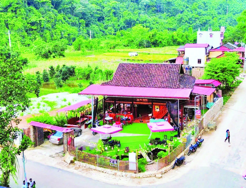 Một nhà sàn truyền thống được người dân cải tạo thành homestay ở khu vực ven hồ Ba Bể. (Ảnh TUẤN SƠN)