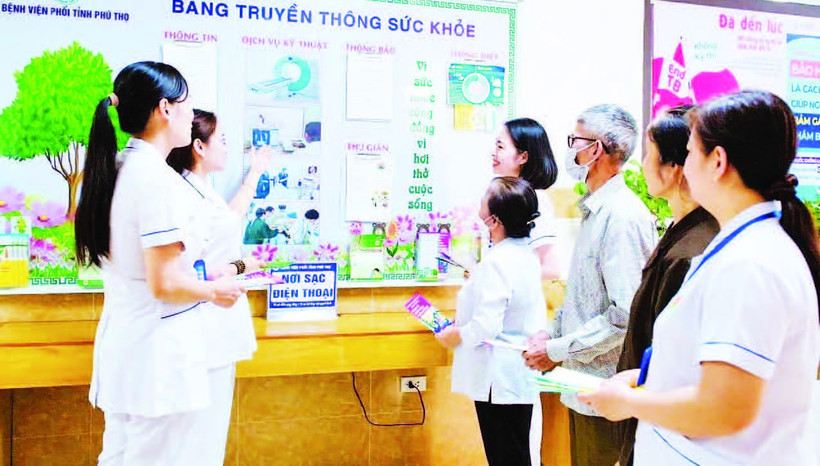 Cán bộ Bệnh viện phổi tỉnh Phú Thọ tư vấn cho người dân về bệnh lao.