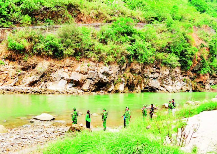 Cán bộ, chiến sĩ Đồn Biên phòng Si Ma Cai phối hợp nhân dân tuần tra bảo vệ biên giới.