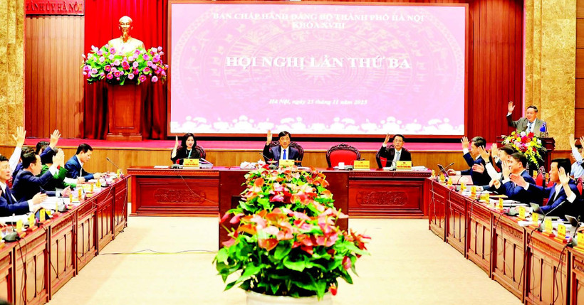 Ban Chấp hành Đảng bộ Thành phố Hà Nội biểu quyết thông qua hội nghị lần thứ ba, trong đó có Quy định mới về công tác cán bộ.