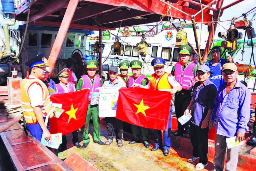 Ban Chỉ huy Biên phòng cửa khẩu cảng Bà Rịa-Vũng Tàu, Bộ đội Biên phòng Thành phố Hồ Chí Minh phối hợp với Cảnh sát Biển tuyên truyền chống khai thác IUU và tặng cờ Tổ quốc cho ngư dân phường Phước Thắng, Thành phố Hồ Chí Minh.