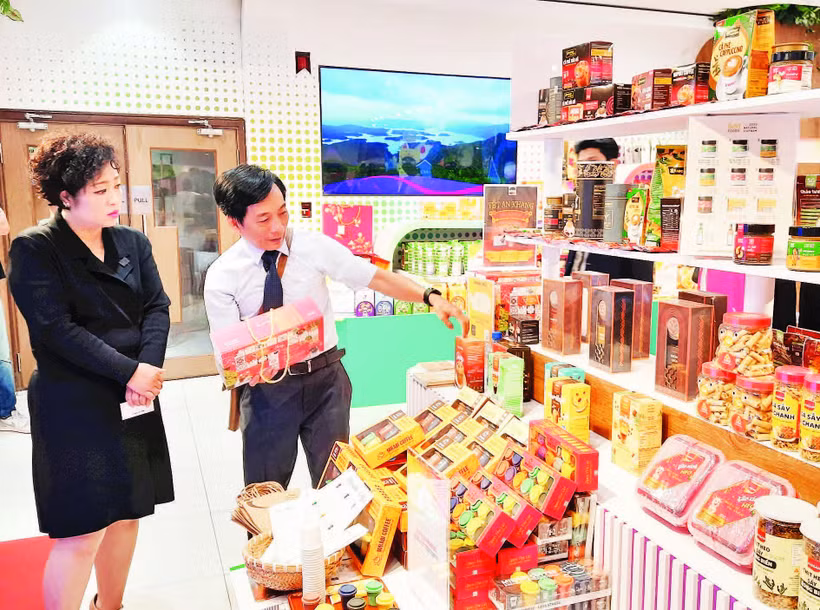 Doanh nghiệp Thành phố Hồ Chí Minh trưng bày sản phẩm tại showroom Trung tâm Xúc tiến Thương mại và Đầu tư Thành phố Hồ Chí Minh.