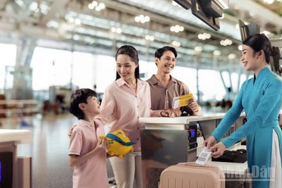 Hãng hàng không Vietnam Airlines khuyến nghị hành khách chủ động mua vé sớm và chỉ mua vé qua các kênh chính thức của hãng nhằm bảo đảm quyền lợi, tránh rủi ro vé giả, vé bị nâng giá hoặc các hành vi lừa đảo.