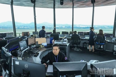 Ngày cao điểm nhất trước Tết Nguyên đán (14/2), Cảng Hàng không quốc tế Nội Bài đón gần 700 lượt máy bay cất-hạ cánh, lượng hành khách vượt mốc 116.000 lượt.