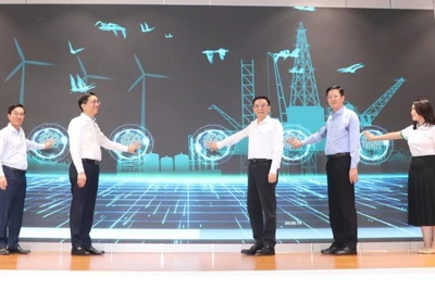 Lãnh đạo các đơn vị thực hiện nghi thức khai giảng chương trình "Lãnh đạo tương lai Petrovietnam 2025”.