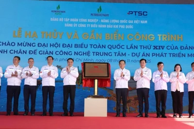 Lãnh đạo Thành phố Hồ Chí Minh và các đơn vị, doanh nghiệp thực hiện nghi thức hạ thủy và gắn biển công trình tại buổi lễ. 