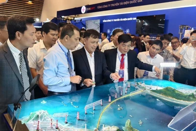 Các đại biểu xem một gian hàng triển lãm tại hội nghị.