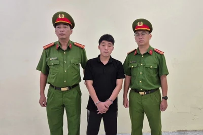 Bị can Đoàn Quốc Việt (áo đen) tại Cơ quan Công an (Ảnh: Công an cung cấp)