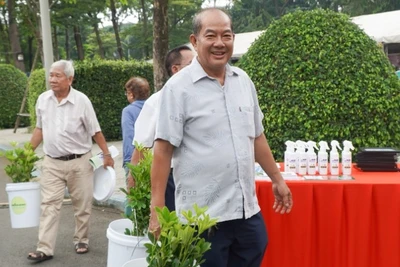 Người dân được tặng cây xanh khi tham gia ngày hội.