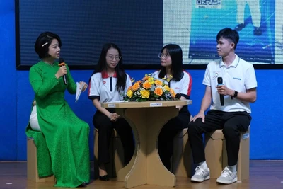 Các sinh viên nhận học bổng giao lưu tại chương trình.