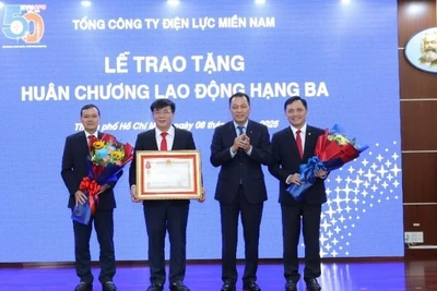 EVNSPC đón nhận Huân chương Lao động hạng Ba vì thành tích xuất sắc trong việc triển khai các dự án cấp điện miền núi, hải đảo và hoàn thành công trình đường dây 220kV Kiên Bình-Phú Quốc. (Ảnh: EVNSPC)