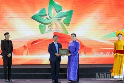 Ông Đào Mạnh Kiên, Ủy viên Ban Thường vụ Đảng ủy, Chủ tịch Công đoàn Vietnam Airlines, đại diện lãnh đạo Tổng công ty, trao biểu trưng ủng hộ 5,5 tỷ đồng tới Ủy ban Trung ương Mặt trận Tổ quốc Việt Nam.