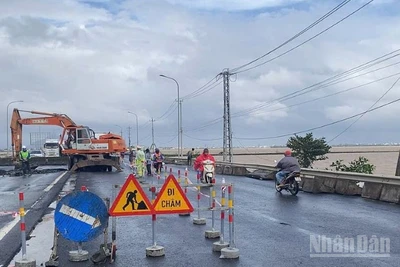 Sụt nền đường trên tuyến quốc lộ 1, tại km1.309+300 đoạn qua địa bàn phường Tuy Hòa (tỉnh Đắk Lắk). 