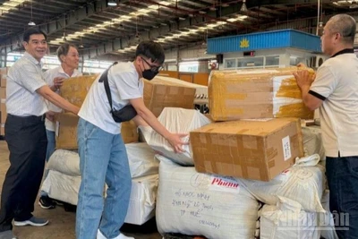 Lô hàng hỗ trợ đầu tiên được vận chuyển trên chuyến bay VN1376 trong ngày 31/10 và VN1366 ngày 1/11 từ Thành phố Hồ Chí Minh đến Huế để chuyển tiếp đến các vùng bị ảnh hưởng của mưa lũ.