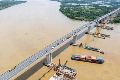 Do vướng mặt bằng, nhà thầu chủ yếu tập trung máy móc thi công ở khu vực cầu Long Thành.