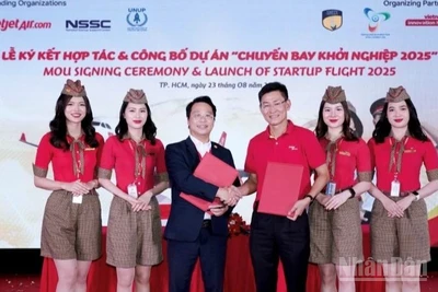 Lễ công bố sáng kiến “Chuyến bay Khởi nghiệp” diễn ra tại Thành phố Hồ Chí Minh vừa qua, có sự tham dự của đại diện Chính phủ, lãnh đạo thành phố và chuyên gia từ Viện Công nghệ Ấn Độ.