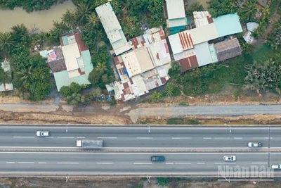 Công trường dự án mở rộng đường cao tốc phía Thành phố Hồ Chí Minh đến nay vẫn còn vướng nhà dân khiến nhà thầu bất lực chưa thể thi công.