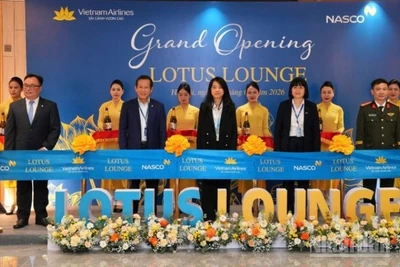 Các đại biểu cắt băng khai trương Phòng khách Bông Sen mới tại Nhà ga T2, Cảng Hàng không quốc tế Nội Bài.