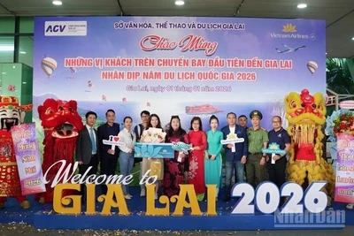 Những hành khách quốc tế đầu tiên tới Thành phố Hồ Chí Minh năm 2026 trên chuyến bay VN30 từ Frankfurt (Đức) hạ cánh tại Cảng hàng không quốc tế Tân Sơn Nhất.