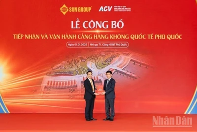 Đại diện Công ty cổ phần Cảng hàng không Mặt trời (SAC, đơn vị thành viên thuộc Tập đoàn Sun Group), chính thức đón nhận Giấy phép kinh doanh Cảng hàng không từ Thứ trưởng Xây dựng Lê Anh Tuấn.