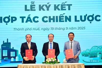 Đại diện các bên ký kết ghi nhớ hợp tác chiến lược xây dựng đô thị di sản-công nghiệp hiện đại.