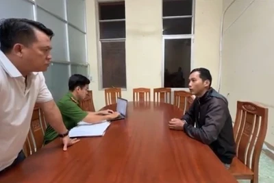 Cơ quan chức năng làm việc với 1 trong 3 đối tượng. (Ảnh: Công an cung cấp)