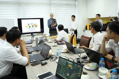 Ông Ron Newport, Nhà sáng lập Học viện ảnh nhiệt IRT đang giảng bài cho các kỹ sư.