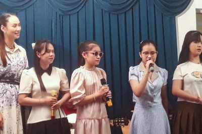 Chương trình văn nghệ “Hát cho người khiếm thị” (số thứ 2) tiếp nối chặng đường với sứ mệnh mới vừa phụng sự, vừa thấu hiểu người mù. (Ảnh: Ngọc Ý)
