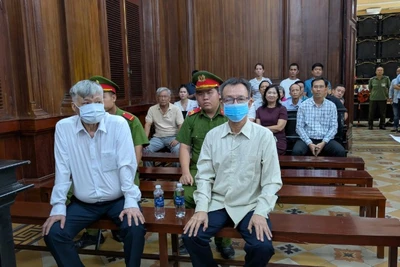 Hai bị cáo Nguyễn Công Khế (trái) và Nguyễn Quang Thông tại phiên tòa.