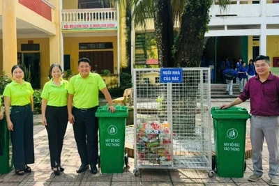 Đại diện các đơn vị và lãnh đạo Trường trung học phổ thông Hà Trung giới thiệu về mô hình phân loại rác tại nguồn. 