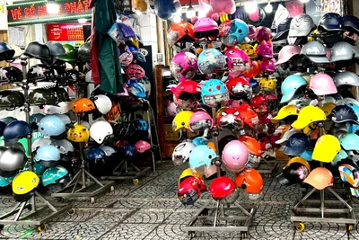 Một cửa hàng bán mũ bảo hiểm trên đường Xô Viết Nghệ Tĩnh.