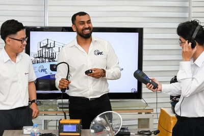 Ông Enam Miah, Giám đốc Dịch vụ IPEC LTD giới thiệu cho các học viên các thiết bị đo kiểm phóng điện cục bộ. (Ảnh: EVNHCMC)