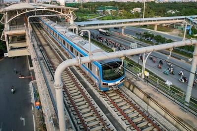 Vận tải hành khách công cộng bằng metro góp phần giảm phát thải ô nhiễm không khí. Trong ảnh: Tuyến metro số 1 Bến Thành-Suối Tiên.
