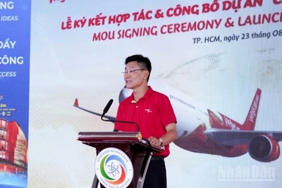 Đại diện lãnh đạo Vietjet công bố sáng kiến "Chuyến bay khởi nghiệp".
