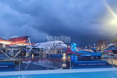 Với thông điệp “Cùng non sông cất cánh”, không gian được thiết kế như một chuyến bay trải nghiệm, tái hiện 30 năm hình thành và phát triển của Hãng hàng không quốc gia Việt Nam.