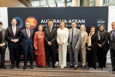 Giáo sư Sharon Pickering, Hiệu trưởng kiêm Chủ tịch Đại học Monash (thứ sáu từ trái sang) cùng các đại diện từ cơ quan ngoại giao, doanh nghiệp và học thuật của Australia và ASEAN tại Diễn đàn Doanh nghiệp Australia-ASEAN.