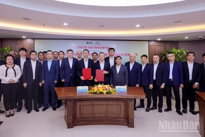 Tập đoàn Đèo Cả và Tập đoàn Thiết kế Hoa Thiết (Trung Quốc) làm việc, trao đổi và ký thoả thuận thiết lập quan hệ hợp tác chiến lược giữa hai bên.