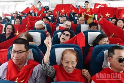 Hình ảnh toàn cảnh cabin rực rỡ sắc đỏ và không khí đoàn kết, tự hào - dấu ấn khó quên của hành trình đặc biệt.