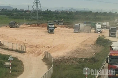 Thi công san nền tại Trạm dừng nghỉ Nghi Sơn-Diễn Châu trên tuyến cao tốc bắc-nam.
