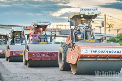 Tập đoàn Đèo Cả cùng liên danh tập trung tối đa nhân sự và thiết bị, tập kết vật tư, hoàn thiện các hạng mục để thông xe 10km cuối tuyến trong dịp 19/8.