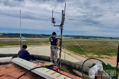 Cán bộ, nhân viên Đài Kiểm soát không lưu Vinh (Nghệ An) chằng néo lại anten, cáp tín hiệu, thiết bị kỹ thuật trong khuôn viên Đài, ứng phó bão số 5.